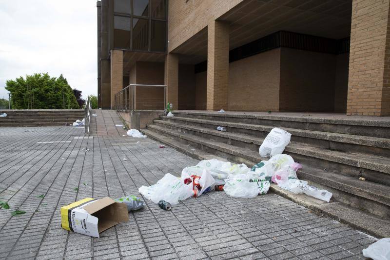 Fotos: Restos del botellón en la Escuela de Marina Civil de Gijón