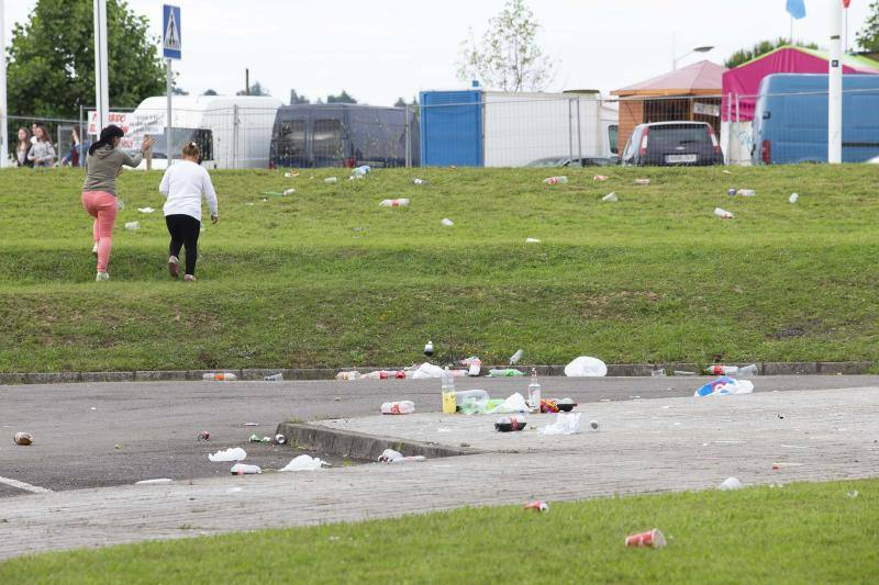 Fotos: Restos del botellón en la Escuela de Marina Civil de Gijón