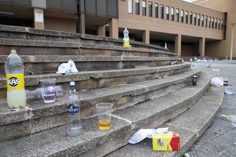 Fotos: Restos del botellón en la Escuela de Marina Civil de Gijón