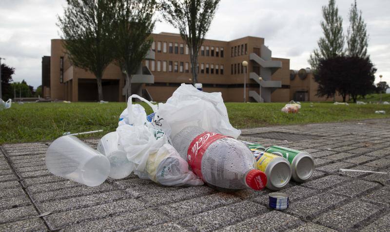 Fotos: Restos del botellón en la Escuela de Marina Civil de Gijón