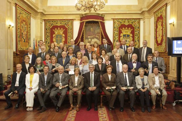 Los distinguidos con las insignias de oro y plata de la Universidad y familiares y discípulos de los reconocidos a título póstumo. 