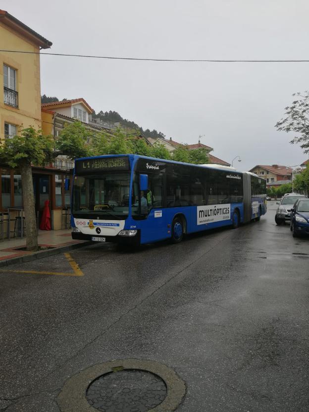 Autobús acercándose a la parada de Los tres monitos, donde la falta de espacio dificulta el tráfico.