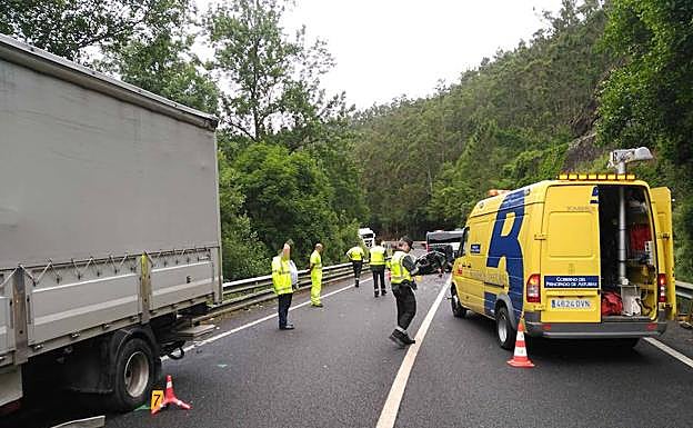 La muerte de tres amigos mecánicos en un accidente conmociona San Tirso