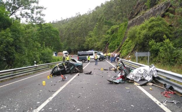 El Peugeot 106 quedó destrozado en varios pedazos por la violencia de la colisión frontal en la que murieron tres personas.