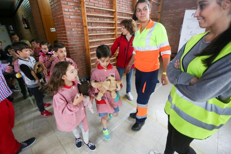 102 alumnos de infantil participaron en un simulacro y un taller impartido por técnicos de transporte sanitario