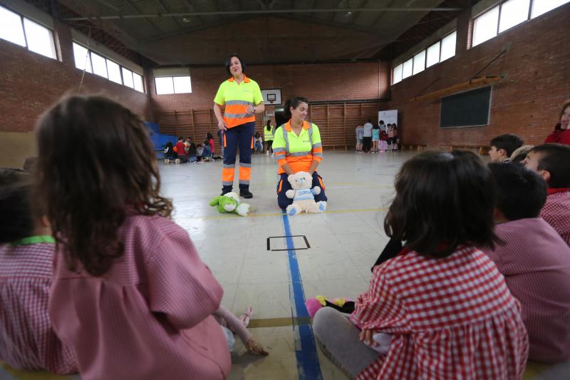 102 alumnos de infantil participaron en un simulacro y un taller impartido por técnicos de transporte sanitario