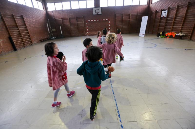 102 alumnos de infantil participaron en un simulacro y un taller impartido por técnicos de transporte sanitario