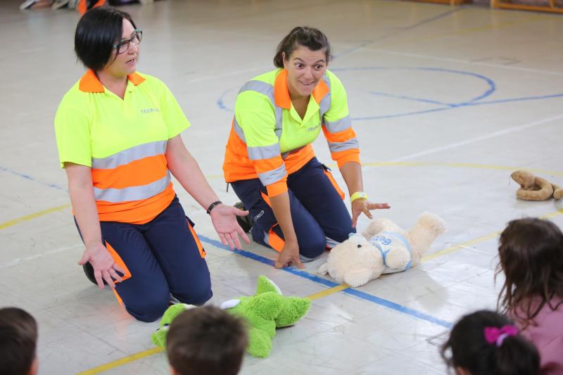 102 alumnos de infantil participaron en un simulacro y un taller impartido por técnicos de transporte sanitario