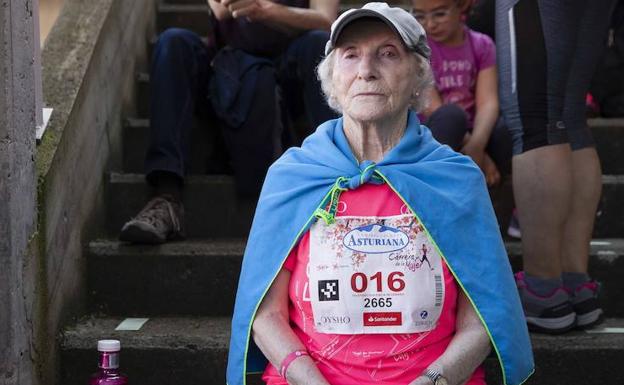 Consolación Aurora Fernández, con 89 años, fiel a la cita con la Carrera de la Mujer como todas las ediciones. 