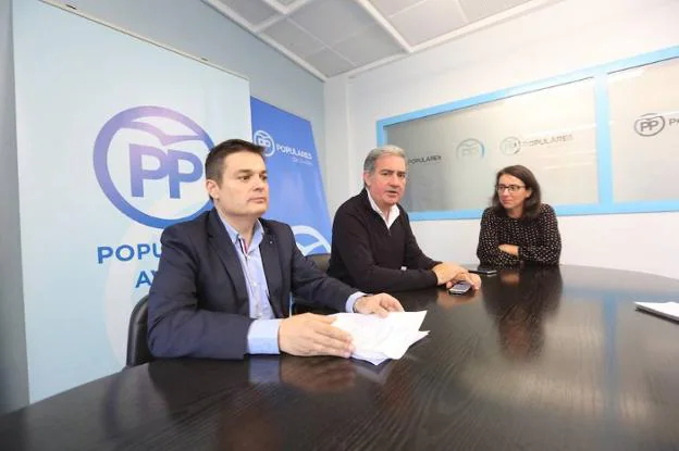 Pedro de Rueda, Carlos de La Torre y Ana Bregón, ayer en la sede del PP de Avilés. 