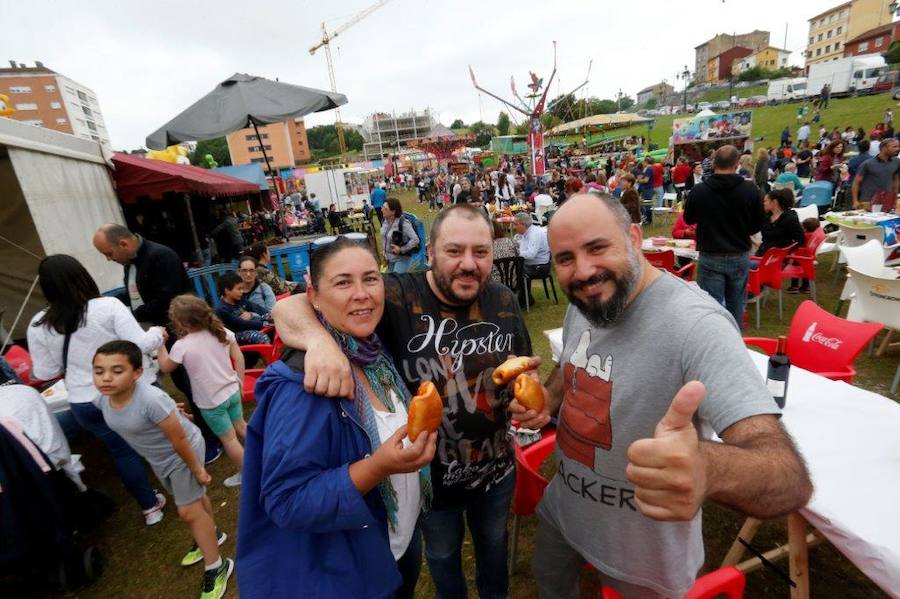 La Real Banda de Gaitas Ciudad de Oviedo y la orquesta Waykas amenizaron la jornada