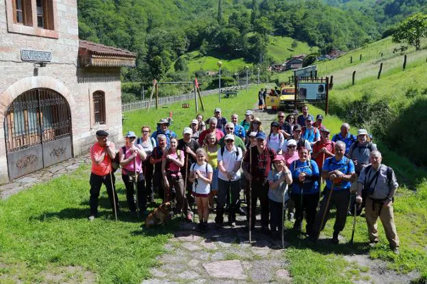 Los participantes en la ruta por el valle de Loredo. :: J. M. PARDO