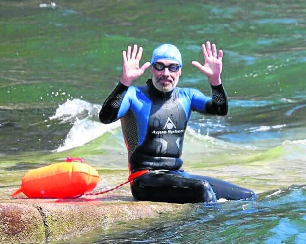 Kimbo Vallejo, tras llegar a meta, en la isla gallega de San Simón.