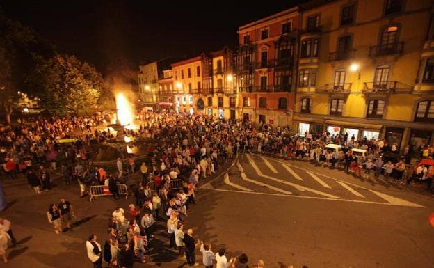 Hoguera de San Juan en la plaza de Pedro Menéndez. 