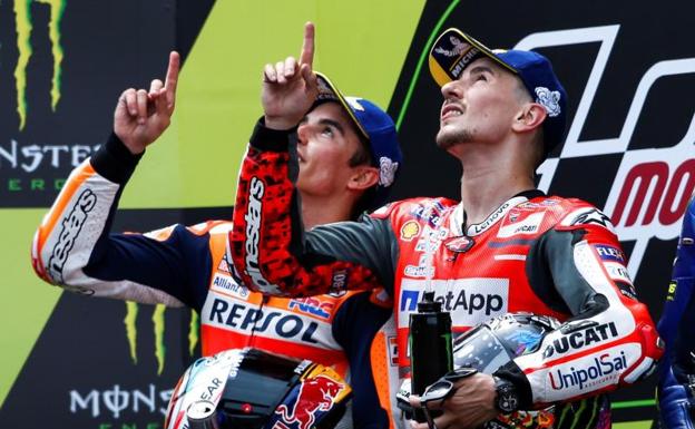 Jorge Lorenzo (d) y Marc Márquez, en el podio del GP de Cataluña. 