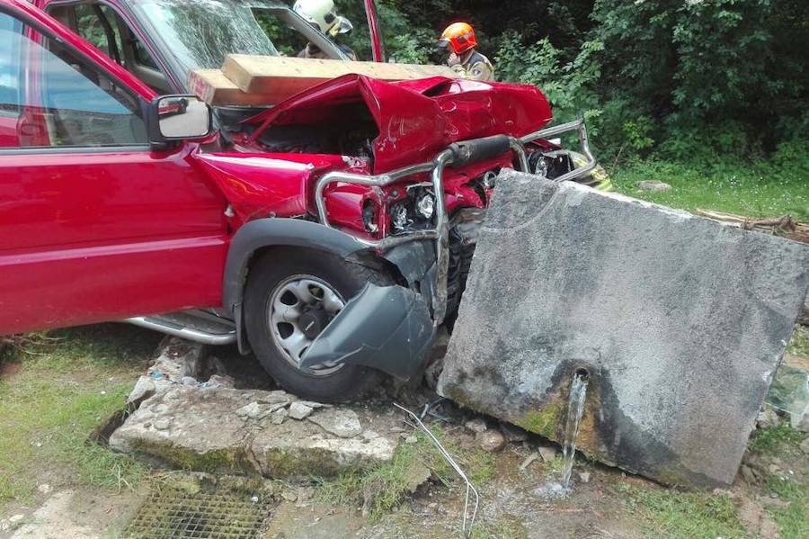 Fotos: Los bomberos rescatan a un conductor que chocó contra la fuente en Oviedo