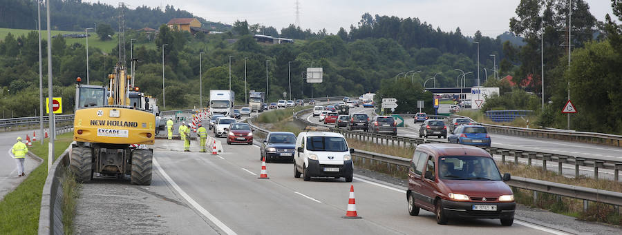 Varios kilómetros de retenciones en la 'Y' en sentido Gijón y Oviedo por el corte de un carril a la altura de la gasolinera de El Montico. Se debe a la ejecución de obras de reparación del firme que se alargarán hasta el viernes.