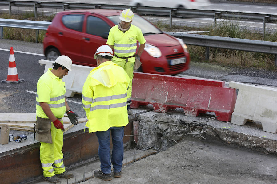 Varios kilómetros de retenciones en la 'Y' en sentido Gijón y Oviedo por el corte de un carril a la altura de la gasolinera de El Montico. Se debe a la ejecución de obras de reparación del firme que se alargarán hasta el viernes.