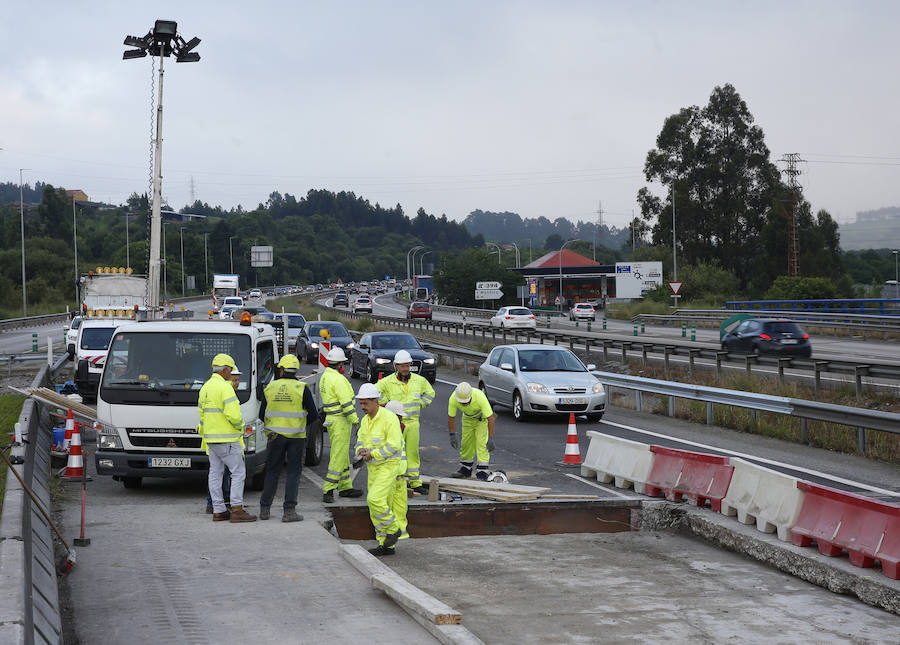 Varios kilómetros de retenciones en la 'Y' en sentido Gijón y Oviedo por el corte de un carril a la altura de la gasolinera de El Montico. Se debe a la ejecución de obras de reparación del firme que se alargarán hasta el viernes.