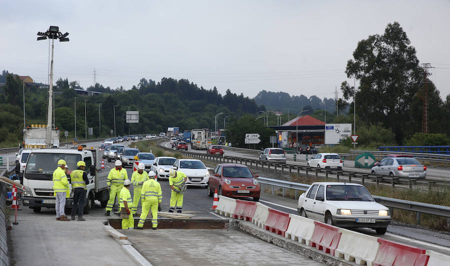 Varios kilómetros de retenciones en la 'Y' en sentido Gijón y Oviedo por el corte de un carril a la altura de la gasolinera de El Montico. Se debe a la ejecución de obras de reparación del firme que se alargarán hasta el viernes.