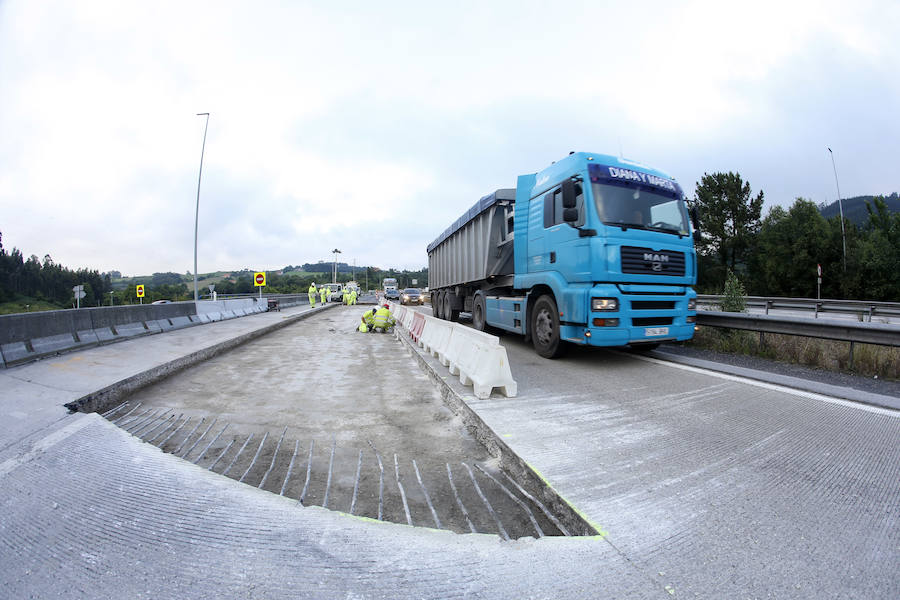 Varios kilómetros de retenciones en la 'Y' en sentido Gijón y Oviedo por el corte de un carril a la altura de la gasolinera de El Montico. Se debe a la ejecución de obras de reparación del firme que se alargarán hasta el viernes.