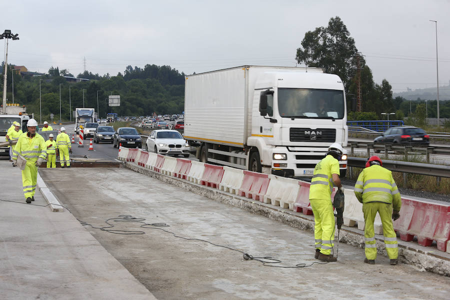 Varios kilómetros de retenciones en la 'Y' en sentido Gijón y Oviedo por el corte de un carril a la altura de la gasolinera de El Montico. Se debe a la ejecución de obras de reparación del firme que se alargarán hasta el viernes.