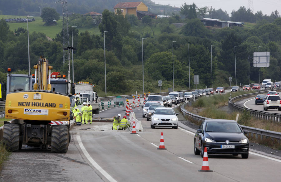 Varios kilómetros de retenciones en la 'Y' en sentido Gijón y Oviedo por el corte de un carril a la altura de la gasolinera de El Montico. Se debe a la ejecución de obras de reparación del firme que se alargarán hasta el viernes.