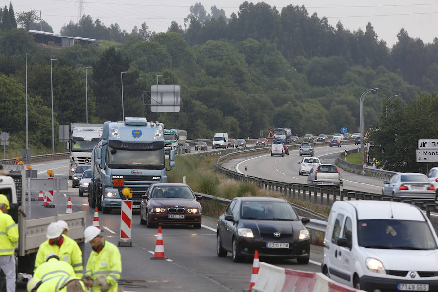 Varios kilómetros de retenciones en la 'Y' en sentido Gijón y Oviedo por el corte de un carril a la altura de la gasolinera de El Montico. Se debe a la ejecución de obras de reparación del firme que se alargarán hasta el viernes.