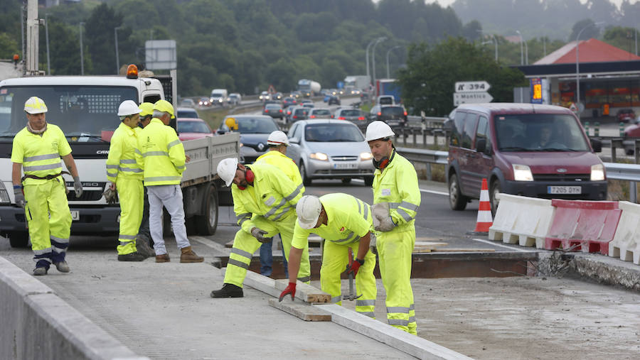 Varios kilómetros de retenciones en la 'Y' en sentido Gijón y Oviedo por el corte de un carril a la altura de la gasolinera de El Montico. Se debe a la ejecución de obras de reparación del firme que se alargarán hasta el viernes.