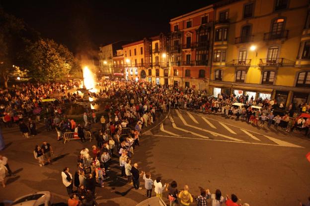 Imagen de archivo de la danza prima en torno a la hoguera de San Juan en las inmediaciones de la plaza de Pedro Menéndez. 