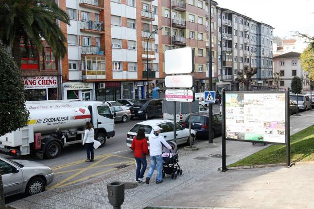 Camiones y turismos a su paso por un tramo de la avenida de Oviedo de Posada de Llanera. 