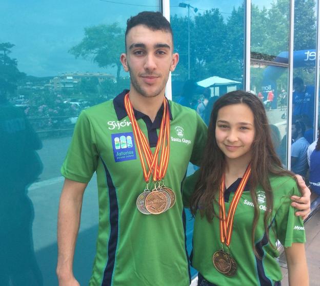 Sergio Vaquero y Sandra Díaz lucen orgullosos las medallas. 