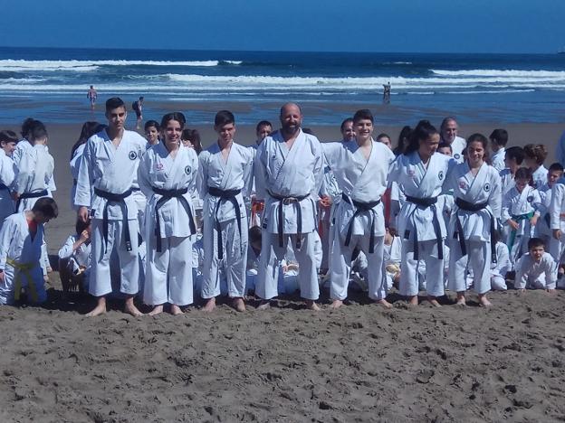 Varios karatecas castrillonenses con Iñigo Nuevo en el centro, durante el Gasshuku del domingo. 