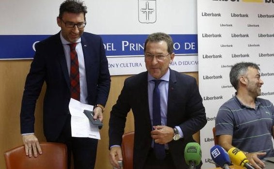 El Principado rechaza prohibir los móviles en las aulas y deja la decisión a los centros