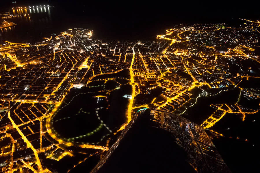 Fotos: Las espectaculares imágenes nocturnas de Gijón