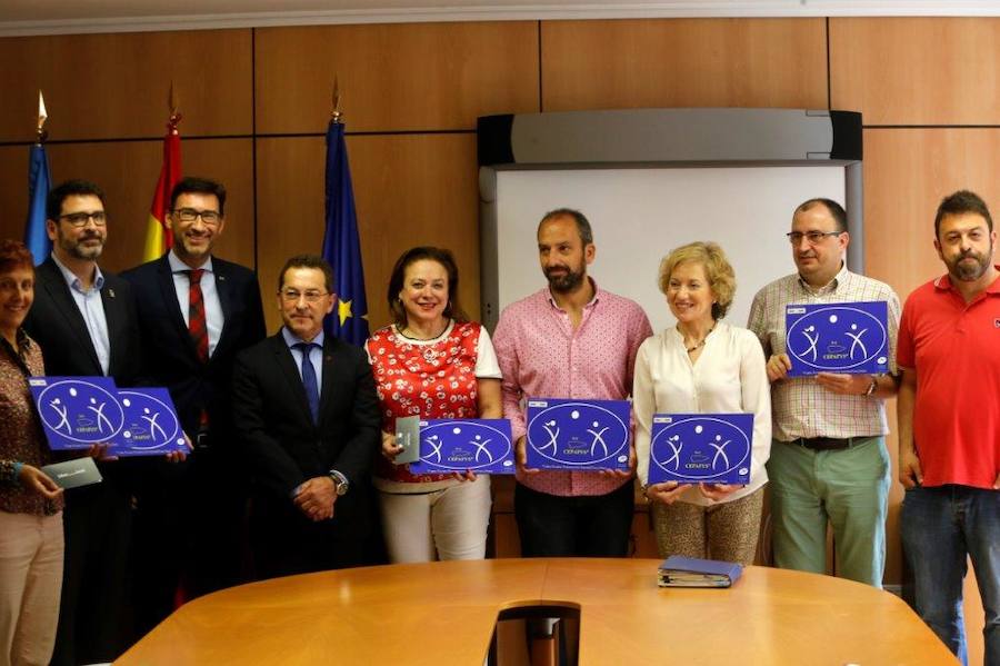 El consejero de Educación y Cultura, Genaro Alonso, ha hecho entreda de los distintivos a seis centros seleccionados para formar parte de la red asturiana de Centros Escolares Promotores de la Actividad Física y de la Salud