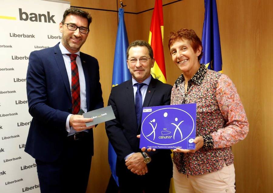 El consejero de Educación y Cultura, Genaro Alonso, ha hecho entreda de los distintivos a seis centros seleccionados para formar parte de la red asturiana de Centros Escolares Promotores de la Actividad Física y de la Salud