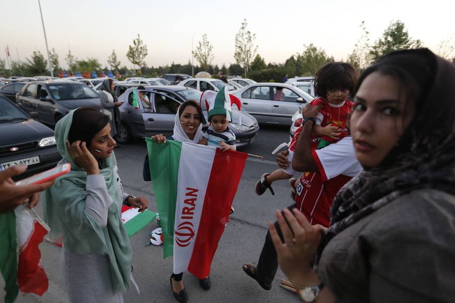 Las autoridades cortan la emisión del partido en las pantallas del estadio de Teherán por la presencia femenina y para no difundir imágenes de aficionadas en Rusia. 