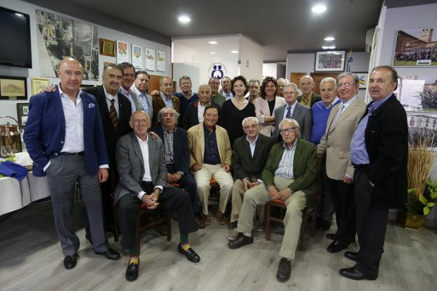 Foto de familia de los asistentes a la comida que protagonizó Teresa Sanjurjo, en el centro, en la sede de la Cofradía. 