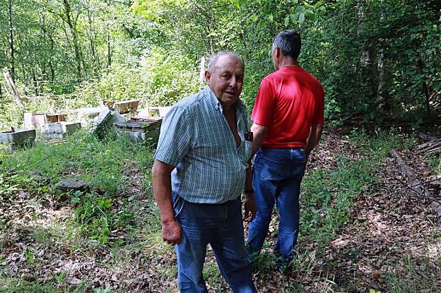 Ángel Gómez, el propietario, tras cuantificar los daños. 