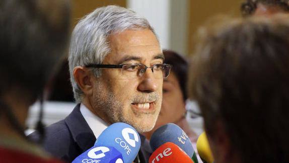 Llamazares considera un «jarro de agua fría» el retraso en la financiación