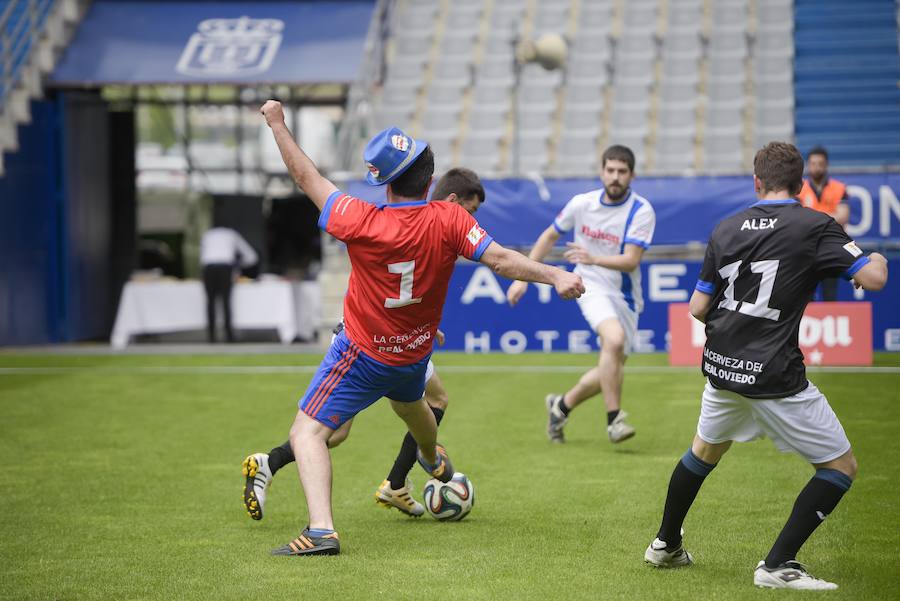 Cerca de medio millar de aficionados del Real Oviedo participaron en el 'Partido de las Estrellas' que organizó un año más la empresa Mahou, una de las patrocinadoras del club