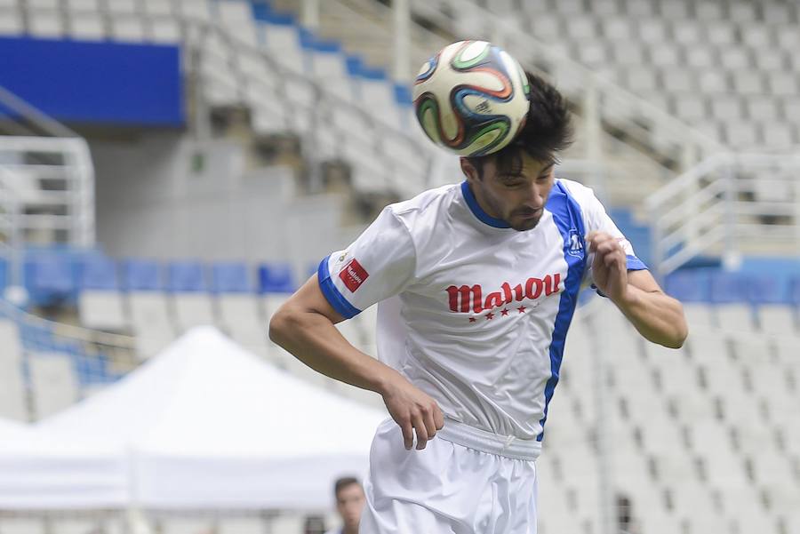 Cerca de medio millar de aficionados del Real Oviedo participaron en el 'Partido de las Estrellas' que organizó un año más la empresa Mahou, una de las patrocinadoras del club