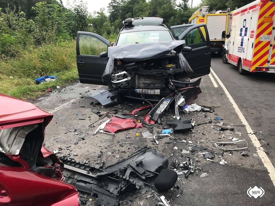 Una joven de 24 años de Cangas de Onís ha fallecido en un accidente ocurrido en la AS-114 en Corao en el que se han visto implicados cuatro vehículos. Otras dos personas han resultado heridas de consideración.