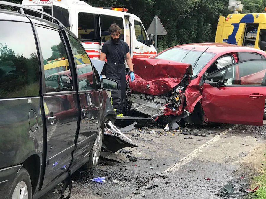 Una joven de 24 años de Cangas de Onís ha fallecido en un accidente ocurrido en la AS-114 en Corao en el que se han visto implicados cuatro vehículos. Otras dos personas han resultado heridas de consideración.