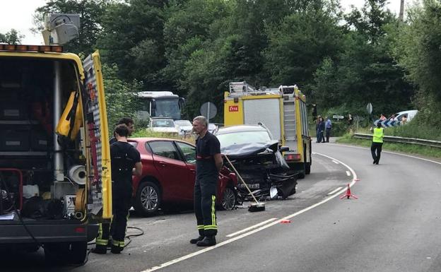 Personal de emergencias en el lugar del accidente. 