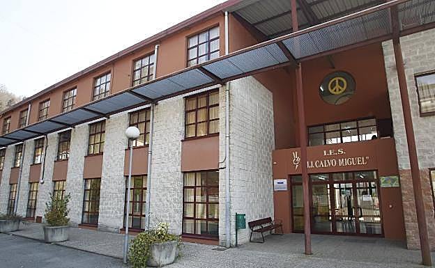 Exterior del colegio de Blimea donde se produjeron las amenazas que denuncia el colectivo. 