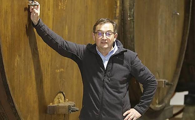 Julián Castañón, en su llagar maliayo. 