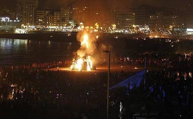 Fiesta de San Juan en la playa de Poniente.