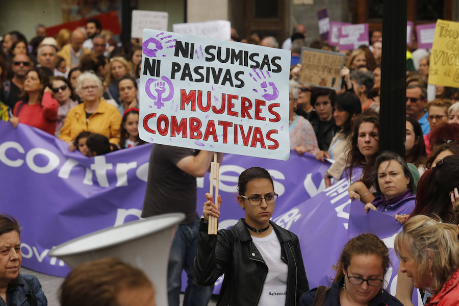 Cientos de personas secundan las concentraciones de rechazo a la salida de prisión de los miembros de 'La Manada'